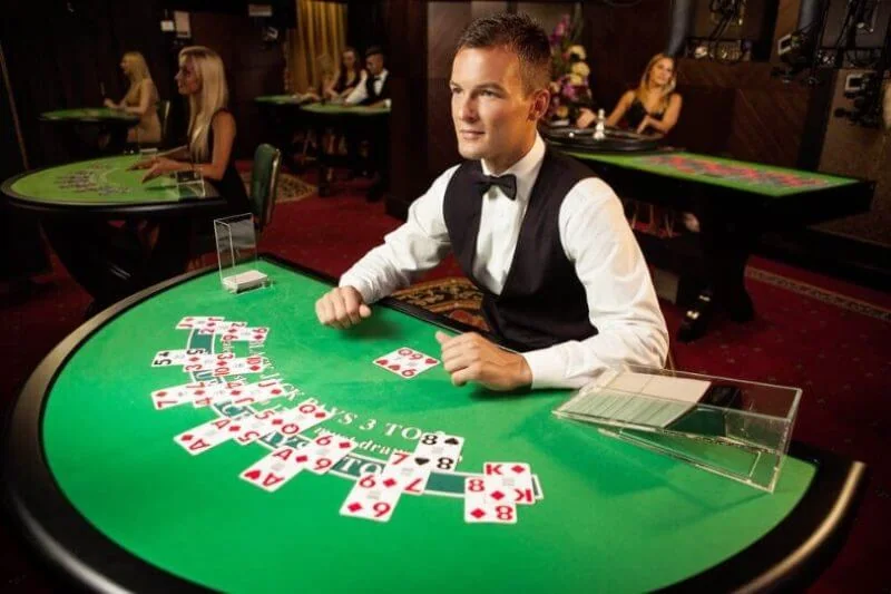Tampilan dealer pada ruang meja kasino live